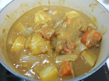 step6: 咖哩塊都攪拌融化後再開小火煮一下~~