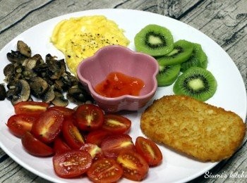 step4: 切水果，車厘茄，放薯餅到氣炸鍋炸5分鐘再轉另一面炸5分鐘。完成