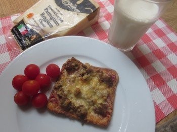 step5: 配杯牛奶，蕃茄，營養又簡單。