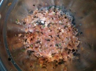 step3: 餡料剁碎之後，加入鹽、生抽、蠔油、五香粉，香油調味。少量多次加入清水，每一次都抓勻，這樣的肉餡蒸出來才不幹。