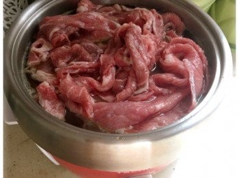 step4: 再加入牛肉，多煮5分鐘。