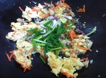 step4: 最後加入蔥段，熄火炒翻即可上座。