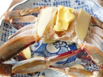 step4: 再放一塊無鹽奶油，灑些義大利香料