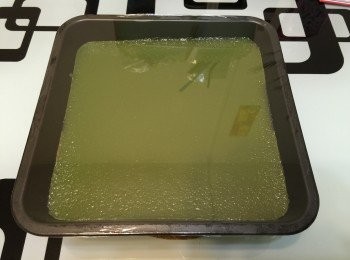 step3: 煮沸一穫水，隔水放上蒸器皿。先把綠色面漿120ml 倒入容器內，蒸3分鐘直至凝固。之後再用130ml 白色面糊倒入巳凝固綠色面糊上蒸3分鐘，如此類推梅花間竹蒸法，直至最後一層倒後蒸10分鐘。