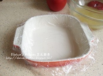 step4: 蛋白加入1茶匙鹽拌勻 , 器皿內放上保鮮紙墊底