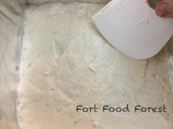 step11: 將1/3麵糊倒入焗盤填滿盤底.