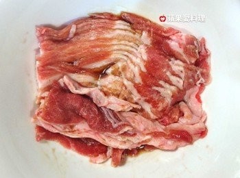 step1: 取出碗，放豬肉片和醬油，醃10分鐘。
