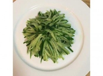 step2: 小黃瓜切絲後，直接在盤子上堆成三角圓錐狀，放入冰箱備用。