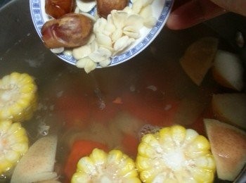 step3: 水煮滾後將所有材料加入