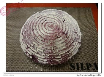 step6: 完成發酵後倒出麵團。以界刀界上圖案。