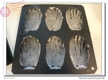 step7: 翌日把蛋糕液從雪櫃拿出, 放30分鐘回溫。
在模具去掃牛油, 再篩上低筋麵團, 倒去多餘的麵粉。