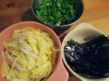 step5: <span class="group_2">配料</span>(蛋皮絲.海苔絲.蔥花）