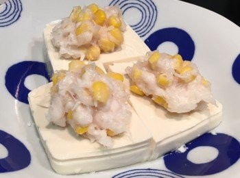 step1: 先將蝦膠、粟米粒混合，加調味料拌勻。豆腐分成3-4件放在碟上，塗上少許生粉，再平均放上蝦膠。再放入100度蒸爐，蒸25分鐘，即成。
