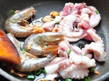 step3: 先將蒜頭、小蝦米、肉絲下鍋拌炒爆香後，再放入蝦子及小章魚拌炒，讓蝦氣味釋出