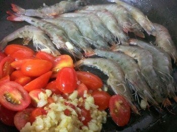 step4: 再放蝦子稍為煎一下~( 旁邊的蒜頭和蕃茄也要適時的番一下~避免燒焦~