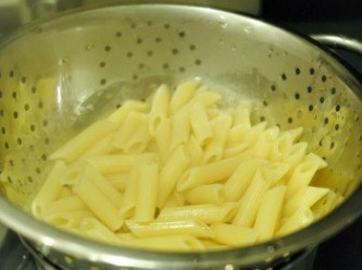 step4: 然後將麵條用篩瀝乾水份，此時可淋上適量橄欖油，令麵條不黏著。緊記保留煮麵條的水，之後煮醬汁時需要加入醬汁內，令醬汁更濃稠