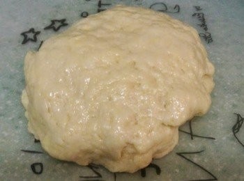 step2: 把高筋粉，鹽，砂糖，奶粉放置在大碗中拌勻，加入已成泡沬的酵母水，蛋液及逐少加入牛奶搓勻(不同品牌的麵粉受水程度都不一樣，要留意是否酌量多加或減少水份)再加入老麵搓成團最後分次加入無鹽牛油溶液搓勻。