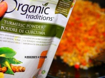 step10: 10.並且加入1-2匙的薑黃粉。