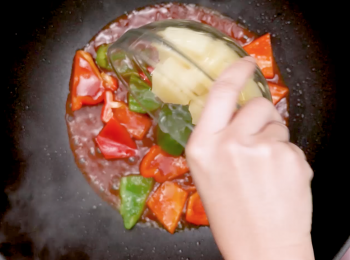 step3: 熱鍋下油，炒青紅椒兩分鐘，再下調味料及菠蘿拌勻煮沸