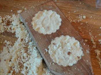 step4: 取適量餅料填入餅模中，並稍微用點力壓實，但不要過度用力壓，否則做出來的餅會很硬，也不要太輕力，敲出來的餅會鬆散。

(可自行先嘗試用中力按壓，如敲出來的餅沒散開就表示ok，若鬆散的話就逐一加點力按壓至出來的餅是塊狀的就可以了。）