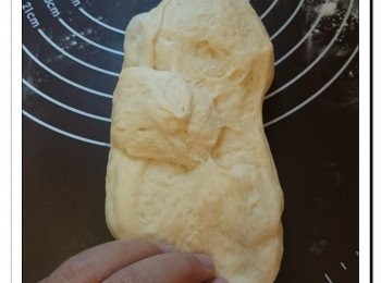 step3: 將麵團拿出, 排出空氣, 把麵團分成2份, 每份約281g。把麵團輕輕拍成長形, 再輕力卷成長形, 放入水波爐30度進行醒麵30分鐘