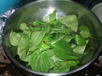 step1: 將九層塔洗淨備用