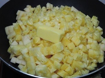 step1: 蘋果與鳳梨切丁，我沒有加入鳳梨心喔！加入奶油一起煮