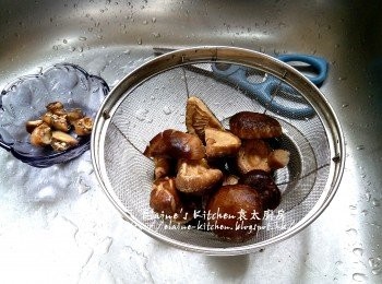 step4: 小棠菜用水沖洗乾淨及瀝乾 , 冬菇剪去尾去掉 (冬菇蒂留用 , 較大隻的冬菇可切半)