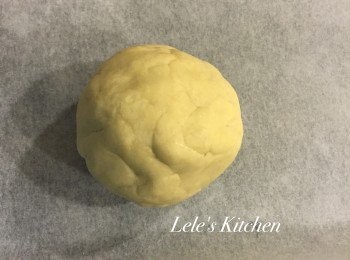 step3: 篩入低筋麵粉與玉米粉，並揉成團，
用保鮮膜包起來，放入冰箱30分鐘，讓麵糰鬆弛~