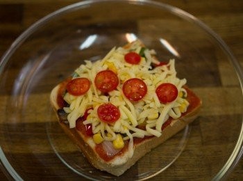 step4: 鋪上乳酪絲，再加上小蕃茄