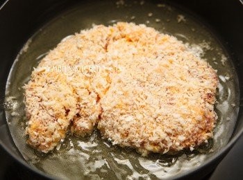 step6: 起油鍋，將豬排下鍋煎至兩面金黃切豬排熟透就可以起鍋了喔。