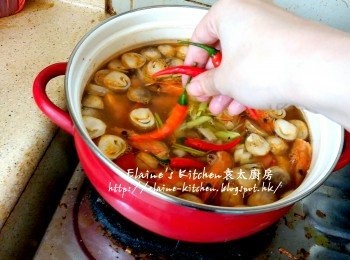 step6: 加入適量熱水 , 乾蔥片 , 南薑片 , 香茅片及辣椒