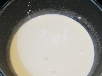 step5: － 淡忌廉下小鍋，加熱至冒小泡，關火