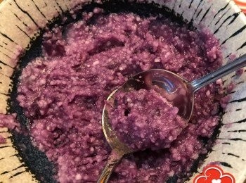 step7: 用湯匙挖出圓形後放在牛油紙後再壓平