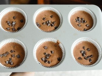 step4: 將麵糊倒入焗模內，再在上面放少許巧克力碎，放入已預熱180度焗爐，焗約20至23分鐘即成