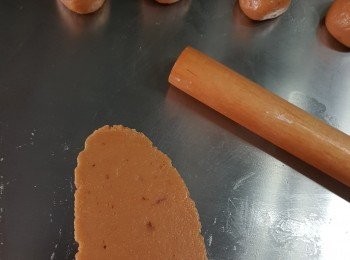 step8: 將每一粒粉糰按平，用麵棍碌成長條形