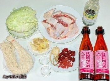 step1: 準備所有材料,老薑拍扁備用,當歸枸杞用少許米酒浸泡