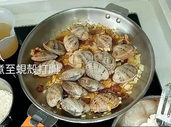 step3: 原鑊落少少橄欖油，將洋蔥蒜蓉炒出香味，加入沙樂美腸；蜆放入，加蓋煮至蜆殼打開，蜆盛起