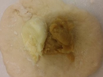 step2: 菠蘿皮跟指示材料,但蛋液先落半隻，睇情況需唔需要再加,最好放雪櫃冷藏先整圓形皮。