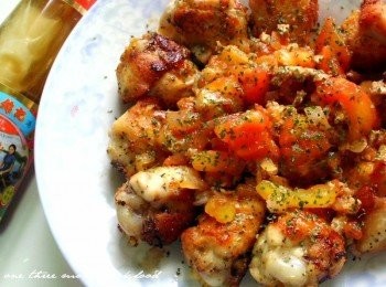 step5: 將煎好的棒小腿擺盤後，中間淋上<span class="group_2">蕃茄肉醬</span>再撒上巴西里<span class="group_1">粉</span> 香香脆脆棒小腿碰上微甜微酸的<span class="group_2">蕃茄肉醬</span>香氣逼人讓人胃口大開啊!!