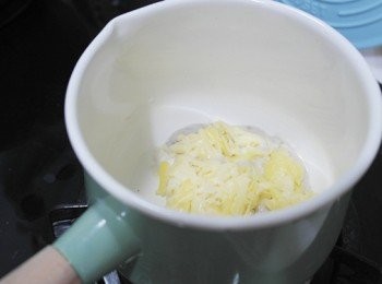 step2: 取一小鍋放入白醬與起士絲，以小火加熱邊攪拌至起士融化即可。