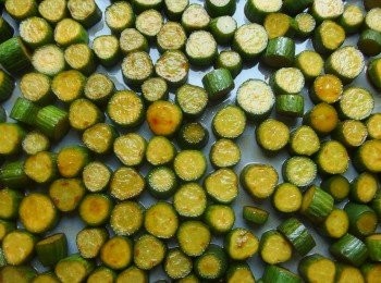 step5: 煮滾後馬上熄火,用大濾網將黃瓜片先起鍋裝到大托盤平鋪,不要重疊馬上用電風扇吹涼降溫(小黃瓜片馬上降溫才能有清脆的口感)。ps:冬天則不需使用電風扇吹涼做降溫。