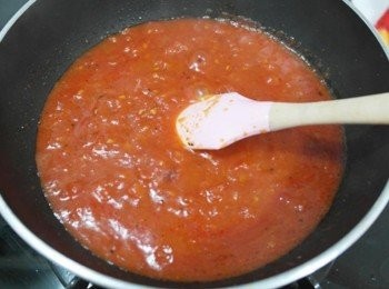 step7: 加入番茄碎塊一起炒~~大概熬個10分鐘!!! 湯汁略收乾加一些鹽調味熄火放涼備用^^