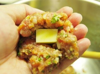 step3: 釀入芝士, 小心包好避免露餡