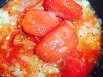 step2: 洋蔥先浸水再切碎。燒熱油鑊，先爆香洋蔥和蒜蓉，放鹽和乾紅椒碎炒香至洋蔥軟身及透明。放罐頭蕃茄（Plum Tomatoes）和糖，中火煮約10分鐘，煮時用鑊鏟輕輕將蕃茄壓碎並不時攪拌。<span class="group_2">醬汁</span>煮好備用。