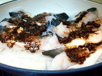 step3: 白鱔洗乾吸乾水後切片，排好在粉絲上，再加上拌好的蒜頭豆豉醬及清雞湯