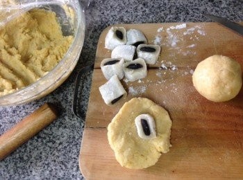 step9: 將綠豆蓉麻糬饀包在內