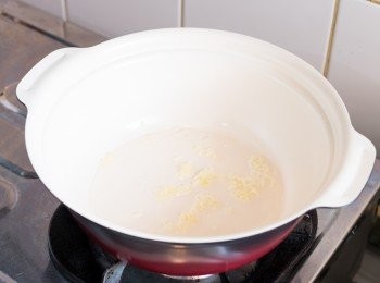 step2: 鍋中下少許油，加入蒜蓉，開中火兜炒至油熱。