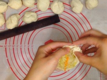 step11: 放入<span class="group_3">內餡</span>後，邊推餡入內邊摺包好 （摺不摺隨意）