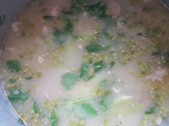 step9: 做法：

將豬膝骨用薑片出水去腥，紅衫魚仔用薑片煎香，再放入魚袋，用 3 大湯碗水放入豬膝骨，草菇，薑 2 片大火煲 1’1/2 小時，再將魚袋放入煲 45 分鐘，再將勝瓜放入，再滾起後將夜香花，芫茜，雞粉，胡椒粉放入，熄火焗 30 分鐘，飲用前大火滾起，完成 。